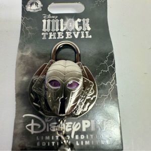 NWT. Disney Pin - Unlock The Evil Dr. Facilier. Dangling key from mask